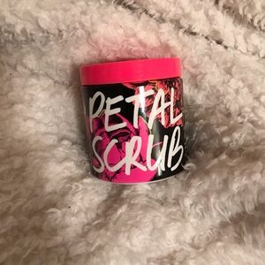 NWT Bombshell Wildflower Petal Scrub